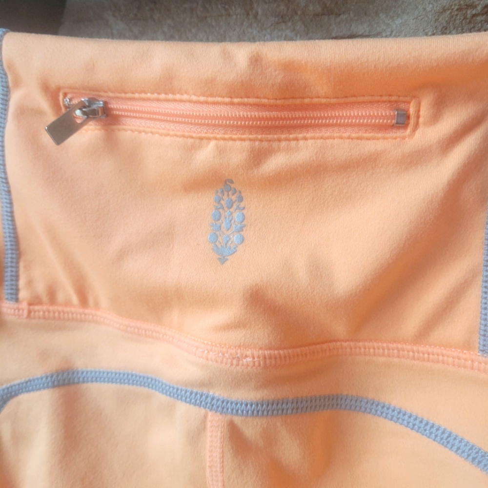 NWOT Free People leggings with reflection and ruching details size small - Picture 11 of 16